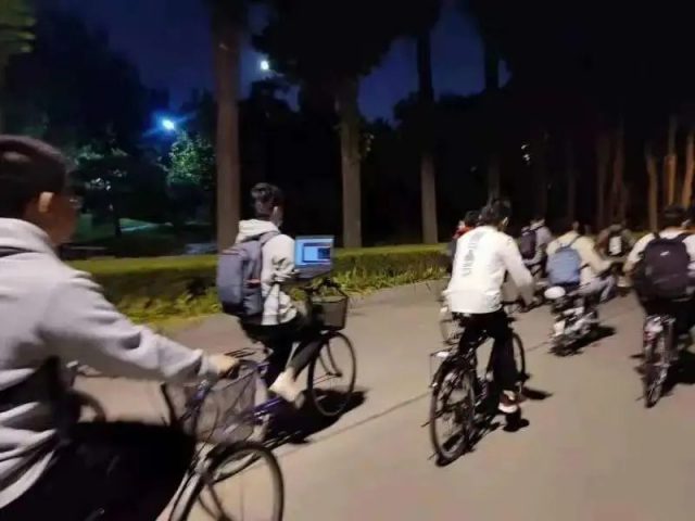 兄は子供の頃自転車の乗り方を教えてくれた 英訳